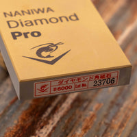 Naniwa Pro diamantni vodobrusni kamen #6000 je premium diamantni vodobrusni kamen, odličen za brušenje nožev iz zelo trdih jekel ali keramike, pri katerih so običajni vodobrusni kamni premalo efektivni ali prepočasni. Primeren je za vse tipe jekel. Ima 1mm debelo diamantno plast, zaradi katere je obstojnejši.