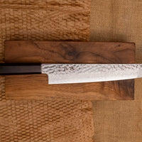 Pogled na cel nož Hayabusa Sujihiki VG-10 Tsuchime Damascus Ebony 270 mm, ki prikazuje elegantno kombinacijo tsuchime in damascus vzorca ter osemkotni ročaj iz temne ebenovine.