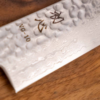 Detajl damascus vzorca na rezilu noža Hayabusa Sujihiki VG-10 Tsuchime Damascus Ebony 270 mm, ki poudarja prefinjeno estetiko in kakovostno izdelavo.
