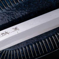 Kawamura Kiritsuke Yanagiba predstavlja vrh japonske umetnosti kovanja nožev. Izvira iz enega najslavnejših nožarskih središč dežele vzhajajočega sonca, kjer so ga ročno skovali mojstri kovačije Sakai Kikumori. Rezilo krasi damask vzorec, ki se preko kireha linije zliva skoraj vse do rezalnega roba.