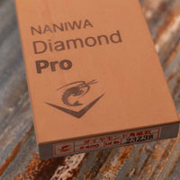 Naniwa Pro diamantni vodobrusni kamen #400 je premium diamantni vodobrusni kamen nižje granulacije, odličen za brušenje nožev iz zelo trdih jekel ali keramike, pri katerih so običajni vodobrusni kamni premalo efektivni ali prepočasni. Primeren je za vse tipe jekel. Zaradi nizke granulacije je posebej primeren za prvi stadij brušenja ter za popravilo poškodovanih nožev in ravnanje drugih kamnov.