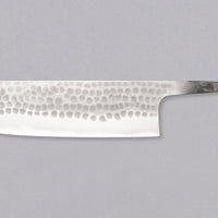 Anryu Nakiri Aogami #2 165 mm je rezilo, oblikovano specifično za pripravo zelenjave. Prihaja iz butične delavnice Anryu Hamono z 80-letno tradicijo. Vsak kos je povsem unikaten. To rezilo ne vključuje ročaja, tako da lahko sestavite čisto svoj unikaten nož! Izbirajte med številnimi ročaji v naši ponudbi.