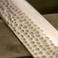 Anryu Nakiri Aogami #2 165 mm je rezilo, oblikovano specifično za pripravo zelenjave. Prihaja iz butične delavnice Anryu Hamono z 80-letno tradicijo. Vsak kos je povsem unikaten. To rezilo ne vključuje ročaja, tako da lahko sestavite čisto svoj unikaten nož! Izbirajte med številnimi ročaji v naši ponudbi.