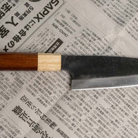 Funayuki rezilo je hibrid med tradicionalnimi japonskimi noži gyuto, santoku in deba, zato je vsestransko in odlično za različna kuhinjska opravila. Sredica noža je izdelana iz SUJ-2 jekla, rezilo pa je opremljeno s tradicionalnim japonskim ročajem iz palisandra, ki na vrhu prehaja v zaključni obroček iz lesa cedre.