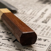 Funayuki rezilo je hibrid med tradicionalnimi japonskimi noži gyuto, santoku in deba, zato je vsestransko in odlično za različna kuhinjska opravila. Sredica noža je izdelana iz SUJ-2 jekla, rezilo pa je opremljeno s tradicionalnim japonskim ročajem iz palisandra, ki na vrhu prehaja v zaključni obroček iz lesa cedre.