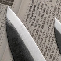 Spoznajte set ročno kovanih nožev iz visokoogljičnega jekla, ki je kos skoraj vsem rezalim opravilom v kuhinji - razen zares velikim kosom mesa. Set sestavljata Yoshida Ajikiri 100 mm in Santoku Funayuki 155mm. Izdelani sta iz SUJ-2 jekla in opremljeni z oktagonalnim japonskim ročajem iz palisandra in japonske cedre.
