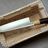 Preprost, a izjemno učinkovit Gyuto iz kovačije Harukaze. Gyuto oblika je japonska izvedba tradicionalnih evropskih chef nožev - večnamenski nož, ki ima v daljših izvedbah (270 mm in 300 mm) nekaj več poudarka za razrez mesa, z dolžino 210 mm se boste enostavno lotili sekljanja zelenjave in rezanja večjih kosov mesa.