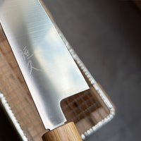 Preprost, a izjemno učinkovit Gyuto iz kovačije Harukaze. Gyuto oblika je japonska izvedba tradicionalnih evropskih chef nožev - večnamenski nož, ki ima v daljših izvedbah (270 mm in 300 mm) nekaj več poudarka za razrez mesa, z dolžino 210 mm se boste enostavno lotili sekljanja zelenjave in rezanja večjih kosov mesa.