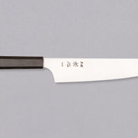 Nož Hayabusa Gyuto Aogami Super 210 mm je prava izbira za ljubitelje japonskih kuhinjskih mojstrovin. Gyuto oblika rezila zagotavlja vsestranskost pri rezanju mesa, zelenjave in rib, zato je odličen pripomoček za različne rezalne tehnike. Rezilo iz visokokakovostnega Aogami Super jekla s trdoto 63 HRC ohranja izjemno ostrino in natančnost, hkrati pa ima čudovit migaki videz in edinstvene japonske pismenke, ki poudarjajo tradicijo in slog. Osemkotni ročaj iz temne ebenovine nudi stabilen in udoben oprijem za