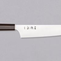 Hayabusa Gyuto Aogami Super Ebony 240 mm je nož z daljšim rezilom, primeren za izkušene uporabnike. Rezilo iz kakovostnega Aogami Super jekla dolgo časa ohranja ostrino in je idealno za rezanje večjih kosov mesa in pripravo zelenjave. Gyuto oblika omogoča vsestransko uporabo, osemkotni ročaj iz temne ebenovine pa nudi udoben in stabilen oprijem za dober nadzor pri delu.