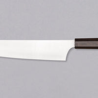 Hayabusa Gyuto Aogami Super Ebony 240 mm je nož z daljšim rezilom, primeren za izkušene uporabnike. Rezilo iz kakovostnega Aogami Super jekla dolgo časa ohranja ostrino in je idealno za rezanje večjih kosov mesa in pripravo zelenjave. Gyuto oblika omogoča vsestransko uporabo, osemkotni ročaj iz temne ebenovine pa nudi udoben in stabilen oprijem za dober nadzor pri delu.