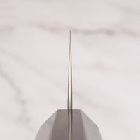 Hayabusa Gyuto Aogami Super Ebony 240 mm je nož z daljšim rezilom, primeren za izkušene uporabnike. Rezilo iz kakovostnega Aogami Super jekla dolgo časa ohranja ostrino in je idealno za rezanje večjih kosov mesa in pripravo zelenjave. Gyuto oblika omogoča vsestransko uporabo, osemkotni ročaj iz temne ebenovine pa nudi udoben in stabilen oprijem za dober nadzor pri delu.