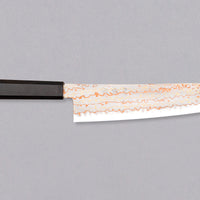 Hayabusa Gyuto Aogami #2 Rainbow Damascus 210 mm je nož za vsestransko uporabo v kuhinji, primeren za meso, ribe in zelenjavo. Tanko rezilo je narejeno iz Aogami #2 jekla, znanega po dolgem ohranjanju ostrine in lahkosti brušenja. Ima unikaten barvit damaščanski vzorec, izdelan s plastenjem medenine in bakra.