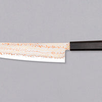 Hayabusa Gyuto Aogami #2 Rainbow Damascus 210 mm je nož za vsestransko uporabo v kuhinji, primeren za meso, ribe in zelenjavo. Tanko rezilo je narejeno iz Aogami #2 jekla, znanega po dolgem ohranjanju ostrine in lahkosti brušenja. Ima unikaten barvit damaščanski vzorec, izdelan s plastenjem medenine in bakra.