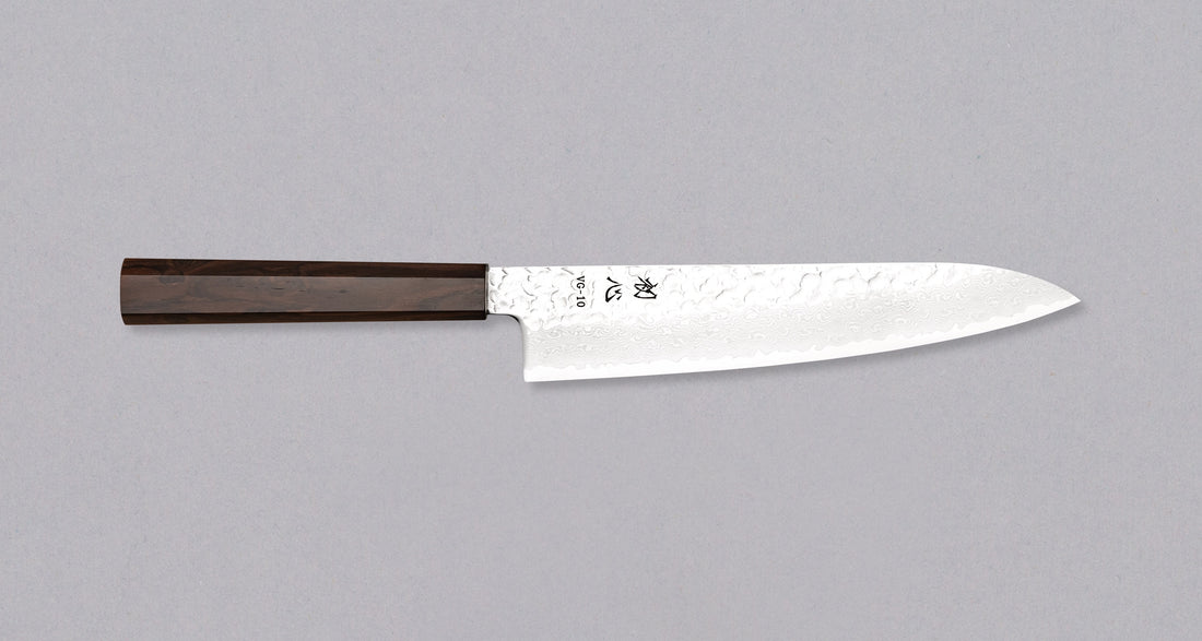 Desna stran noža Hayabusa Gyuto VG-10 Tsuchime Damascus Ebony 210 mm, prikazuje celotno rezilo z damask vzorcem in ergonomskim ročajem iz ebanovine.