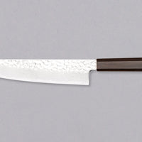 Leva stran noža Hayabusa Gyuto VG-10 Tsuchime Damascus Ebony 210 mm, prikazuje celotno rezilo z damask vzorcem in ergonomskim ročajem iz ebanovine.