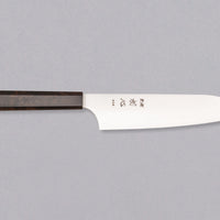 Nož Hayabusa Santoku Aogami Super 180 mm je prava izbira za ljubitelje japonskih kuhinjskih mojstrovin. Santoku oblika rezila zagotavlja vsestranskost pri rezanju zelenjave, mesa in rib. Rezilo iz visokokakovostnega Aogami Super jekla s trdoto 63 HRC ohranja izjemno ostrino in natančnost, hkrati pa ima čudovit migaki videz in edinstvene japonske pismenke, ki poudarjajo tradicijo in slog. Osemkotni ročaj iz temne ebenovine nudi stabilen in udoben oprijem za popoln nadzor.