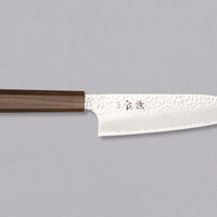 Hayabusa Santoku VG-10 Tsuchime Bubinga 180 mm nož z izjemno tankim rezilom in tsuchime finišem, ki prikazuje majhne okrogle vdolbinice na površini.