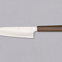 Hayabusa Santoku VG-10 Tsuchime Bubinga 180 mm nož z izjemno tankim rezilom in tsuchime finišem, ki prikazuje majhne okrogle vdolbinice na površini.