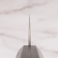 Nož Hayabusa Gyuto Aogami Super 210 mm je prava izbira za ljubitelje japonskih kuhinjskih mojstrovin. Gyuto oblika rezila zagotavlja vsestranskost pri rezanju mesa, zelenjave in rib, zato je odličen pripomoček za različne rezalne tehnike. Rezilo iz visokokakovostnega Aogami Super jekla s trdoto 63 HRC ohranja izjemno ostrino in natančnost, hkrati pa ima čudovit migaki videz in edinstvene japonske pismenke, ki poudarjajo tradicijo in slog. Osemkotni ročaj iz temne ebenovine nudi stabilen in udoben oprijem.