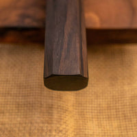 Pogled na ročaj Hayabusa Gyuto VG-10 Tsuchime Damascus Ebony 210 mm, izdelan iz temnega ebenovega lesa v wa-stilu, zagotavlja udoben in stabilen oprijem za popoln nadzor pri rezanju.