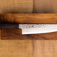 Desna stran noža Hayabusa Gyuto VG-10 Tsuchime Damascus Ebony 210 mm, prikazuje celotno rezilo z damask vzorcem in ergonomskim ročajem iz ebanovine.
