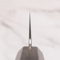 Hayabusa Gyuto VG-10 Tsuhime Bubinga 210 mm je vsestranski nož, ki je primeren za uporabo v domači in profesionalni kuhinji. Tanko in natančno rezilo iz vrhunskega VG-10 jekla omogoča enostavno delo tudi z drobnimi sestavinami. Nož izstopa s prefinjenim videzom: migaki rezilo krasi droben vzorec kladiva, medtem ko izrazita valovita linija ločuje plasti jekla in jedro, ustvarjajoč kontrast med matirano in sijočo površino.