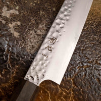 Pogled od blizu na nož Hayabusa Petty VG-10 Tsuchime 150 mm, ki prikazuje edinstveno tsuchime površino in natančno izdelavo.