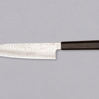 Hayabusa Santoku VG-10 Tsuchime Damascus Ebony 180 mm je vsestranski nož, primeren tako za domačo kot profesionalno kuhinjo.