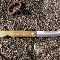 Higonokami nož je svetovno znan japonski žepni nož. Gre za manjši, lahek nož preprostega dizajna. Primeren za vsestransko uporabo izven kuhinje, ne priporočamo ga za pripravo živil. Izdelan je iz Aogami #1 jekla s trdoto 62 HRC in ima medeninast ročaj.