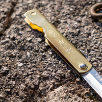 Higonokami nož je svetovno znan japonski žepni nož. Gre za manjši, lahek nož preprostega dizajna. Primeren za vsestransko uporabo izven kuhinje, ne priporočamo ga za pripravo živil. Izdelan je iz Aogami #1 jekla s trdoto 62 HRC in ima medeninast ročaj.