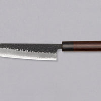 Rezilo Hokiyama Bunka Aogami Super Kuro-uchi 170 mm je odlična izbira za vse, ki si želijo srednje velik večnamenski nož za pripravo mesa, rib in zelenjave, ki dolgo časa drži ostrino. Črna kuro-uchi patina na rezilu ga ščiti pred korozijo, odtisi kladiv pa ustvarjajo zračne žepke, ki preprečujejo lepljenje hrane na rezilo med uporabo. Jedro je iz odličnega Aogami Super jekla.