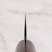 Rezilo Hokiyama Bunka Aogami Super Kuro-uchi 170 mm je odlična izbira za vse, ki si želijo srednje velik večnamenski nož za pripravo mesa, rib in zelenjave, ki dolgo časa drži ostrino. Črna kuro-uchi patina na rezilu ga ščiti pred korozijo, odtisi kladiv pa ustvarjajo zračne žepke, ki preprečujejo lepljenje hrane na rezilo med uporabo. Jedro je iz odličnega Aogami Super jekla.