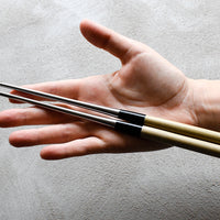 Kaneka Chopsticks so dolge 305 mm, izdelane so iz nerjavečega jekla, ročaj je iz magnolije in roga vodnega bivola.