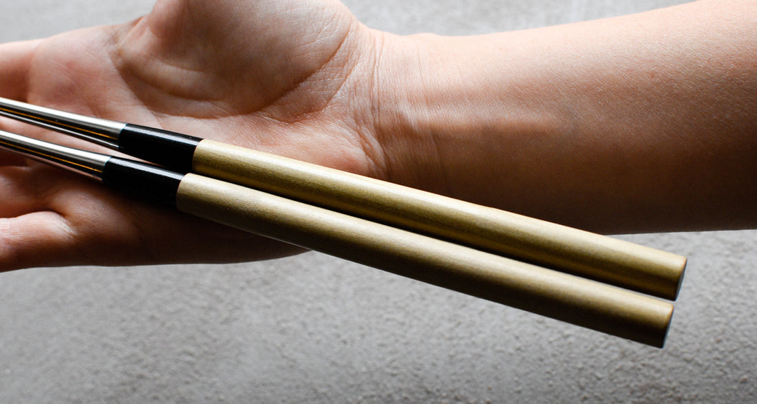 Kaneka Chopsticks so dolge 305 mm, izdelane so iz nerjavečega jekla, ročaj je iz magnolije in roga vodnega bivola.