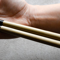 Kaneka Chopsticks so dolge 305 mm, izdelane so iz nerjavečega jekla, ročaj je iz magnolije in roga vodnega bivola.