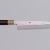 Kawamura Mizu-Honyaki Gyuto je ročno kovan nož, izdelan z neverjetno natančnostjo, ki je plod stoletja izkušenj in učenja. Gre za preplet odličnega delovnega orodja in umetniškega dela. Honyaki se lahko prevede kot “resnično kovan” in ta način kovanja je najčistejši odraz tradicionalne japonske umetnosti izdelave mečev.