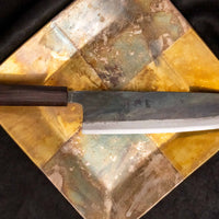 Kokugei Gyuto Aogami #1 Kuro-uchi Ebony 240 mm prikazan z desne strani, s poudarjenim Aogami #1 jeklom in robustnim ročajem iz ebenovine.