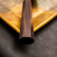 Detajl ročaja iz ebenovine noža Kokugei Gyuto Aogami #1 Kuro-uchi 240 mm, ki nudi udoben in stabilen oprijem za popoln nadzor med uporabo.