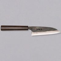 Kokugei Petty Aogami #1 Kuro-uchi Ebony 120 mm je vsestranski japonski kuhinjski nož, namenjen za pripravo mesa, rib in zelenjave. Čeprav je obdelava noža nekoliko groba, to le poudarja njegovo ročno izdelavo.
