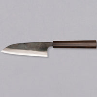 Kokugei Petty Aogami #1 Kuro-uchi Ebony 120 mm je vsestranski japonski kuhinjski nož, namenjen za pripravo mesa, rib in zelenjave. Čeprav je obdelava noža nekoliko groba, to le poudarja njegovo ročno izdelavo.
