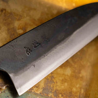 Kokugei Petty Aogami #1 Kuro-uchi Ebony 120 mm je vsestranski japonski kuhinjski nož, namenjen za pripravo mesa, rib in zelenjave. Čeprav je obdelava noža nekoliko groba, to le poudarja njegovo ročno izdelavo.