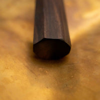 Detajl osemkotnega ročaja iz temne ebenovine na nožu Kokugei Petty Aogami #1 Kuro-uchi Ebony 120 mm, ki nudi stabilen in udoben oprijem za natančno delo.