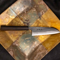Kokugei Petty Aogami #1 Kuro-uchi Ebony 120 mm je vsestranski japonski kuhinjski nož, namenjen za pripravo mesa, rib in zelenjave. Čeprav je obdelava noža nekoliko groba, to le poudarja njegovo ročno izdelavo.