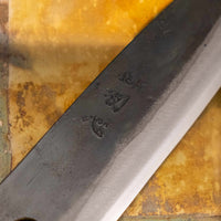 Detajl Kokugei Petty Aogami #1 Kuro-uchi Ebony 120 mm, ki prikazuje kuro-uchi površinsko obdelavo rezila in kanji pismenke.