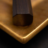 Detajl osemkotnega ročaja iz temne ebenovine na nožu Kokugei Santoku Aogami #1 Kuro-uchi Ebony 165 mm, ki nudi stabilen in udoben oprijem za natančno delo.
