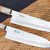 Kotetsu VG-10 Damascus Set je kot nalašč za vsakogar, ki želi z zgolj dvema nožema premagati vse kulinarične prepreke. Vsebuje dva odlična japonska noža - gyuto in santoku, izdelana iz VG-10 nerkjavečega jekla in opremljena s klasičnim japonskim ročajem iz tikovine.