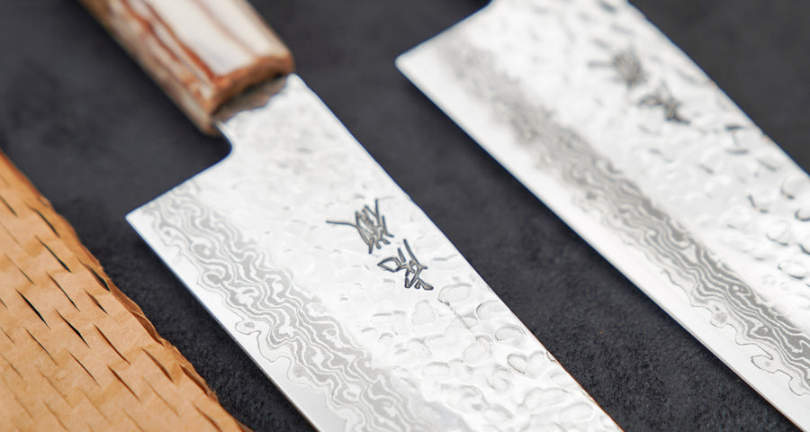 Kotetsu Gyuto VG-10 Damascus 210 mm je velik vsestranski kuhinjski nož z vidnimi odtisi kladiv, damascus vzorcem in klasičnim japonskim ročajem (wa-style) iz tikovine.