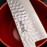 Kotetsu Gyuto VG-10 Damascus 210 mm je velik vsestranski kuhinjski nož z vidnimi odtisi kladiv, damascus vzorcem in klasičnim japonskim ročajem (wa-style) iz pakka lesa. Navdušil bo vse, ki cenijo estetsko oblikovane kuhinjske pripomočke.