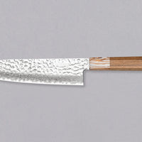 Kotetsu Santoku VG-10 Damascus 180 mm je velik vsestranski nož z vidnimi odtisi kladiv, damascus vzorcem in klasičnim japonskim ročajem (wa-style) iz tikovine. Je izjemno tanek (1,7 mm), zato bo zlahka zdrsel skozi sestavine, nerjaveče VG-10 jeklo pa zagotavlja odpornost na rjo, trpežnost in odpornost proti obrabi.